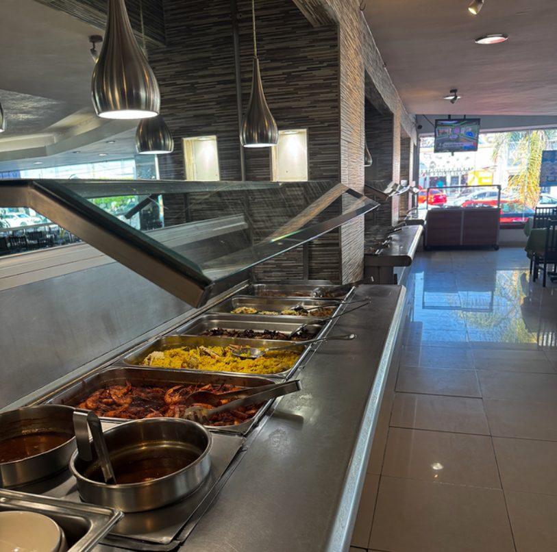 Interior y barra de buffet de La Mansión del Marisco