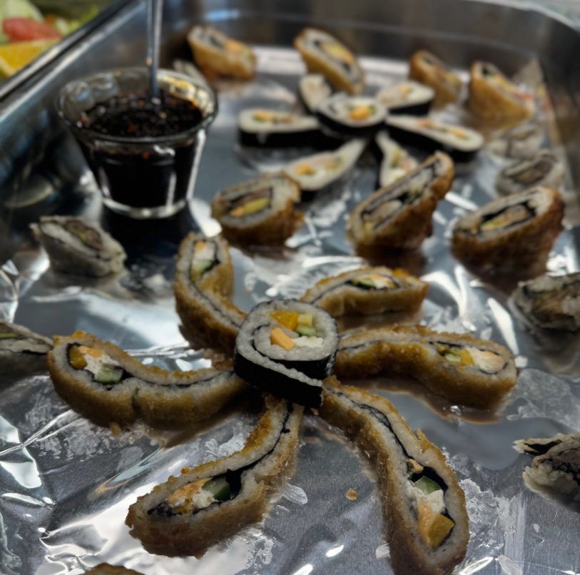 Sushi rolls servidos en forma de pulpo